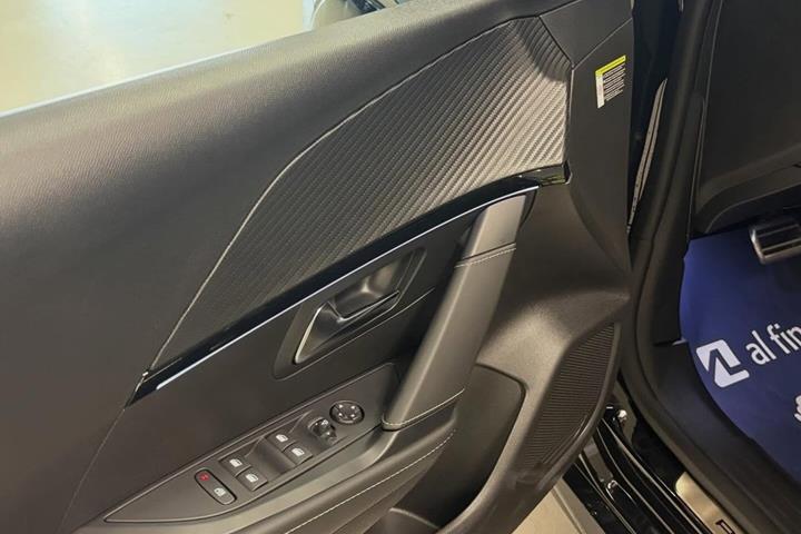 Sort Peugeot e-208 fra 2024