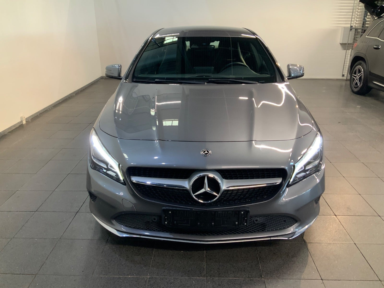 Grå Mercedes CLA200 d fra 2018