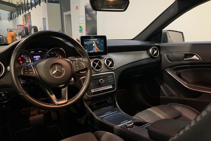 Grå Mercedes CLA200 d fra 2018