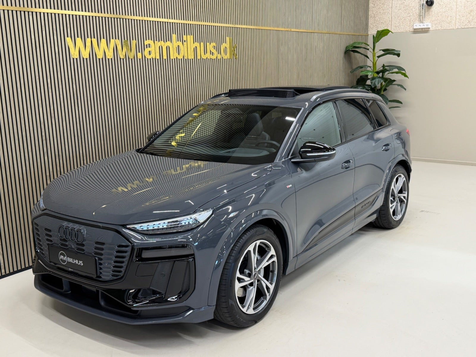 Grå Audi Q6 e-tron fra 2026