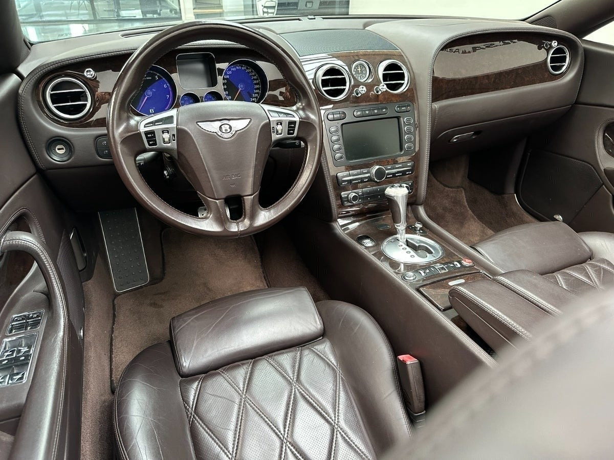 Grå Bentley Continental GTC fra 2009