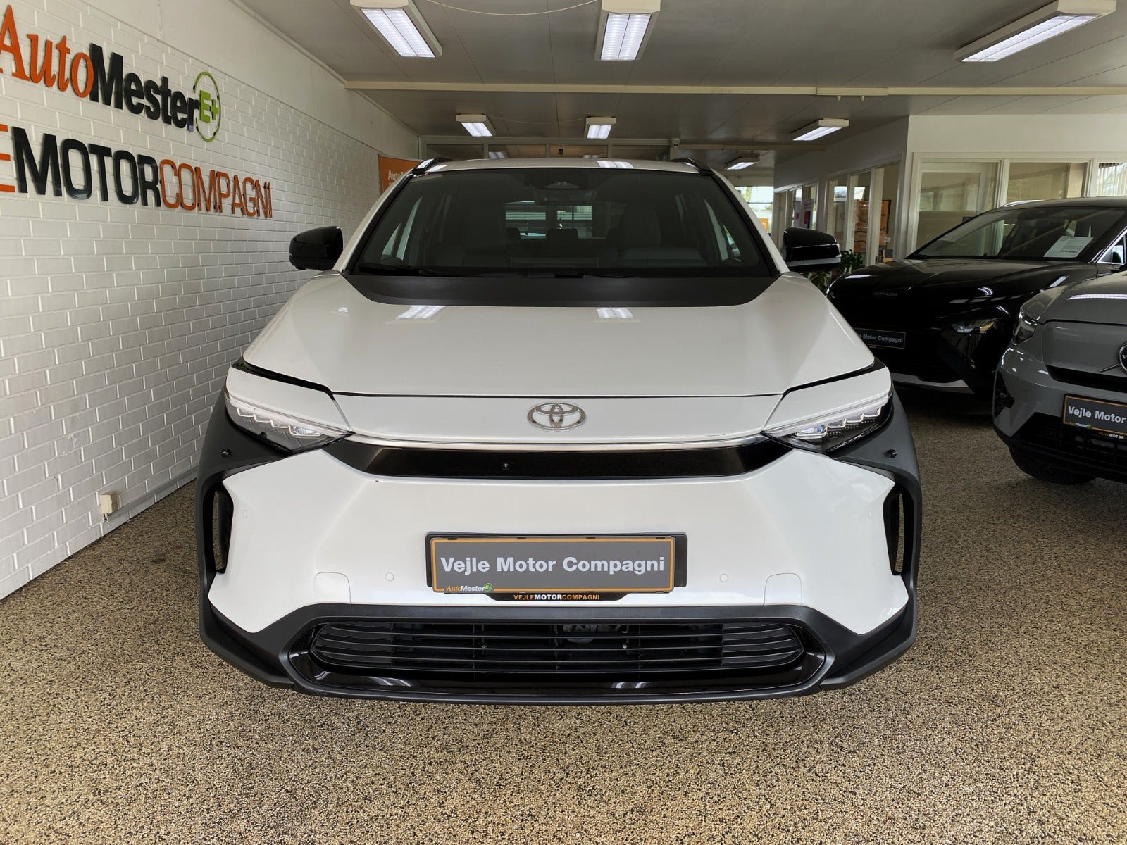 Hvid Toyota BZ4X fra 2024