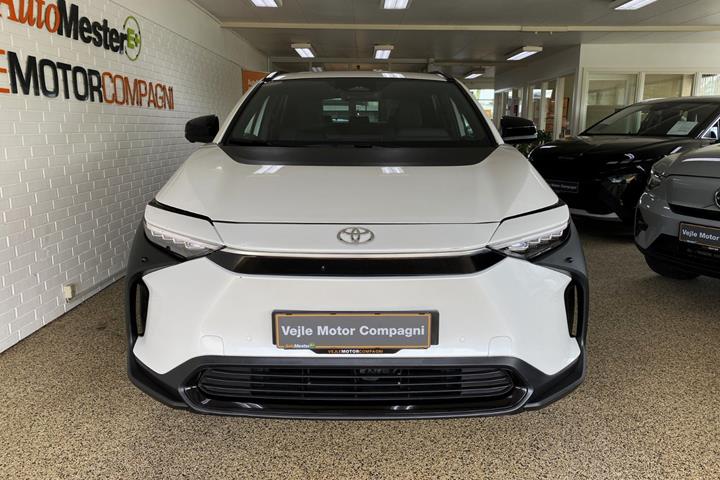 Hvid Toyota BZ4X fra 2024