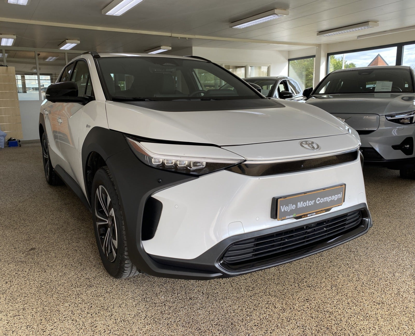 Hvid Toyota BZ4X fra 2024