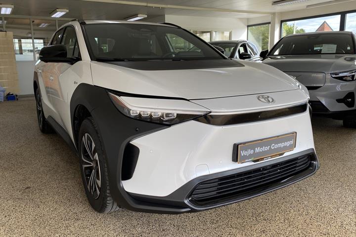 Hvid Toyota BZ4X fra 2024
