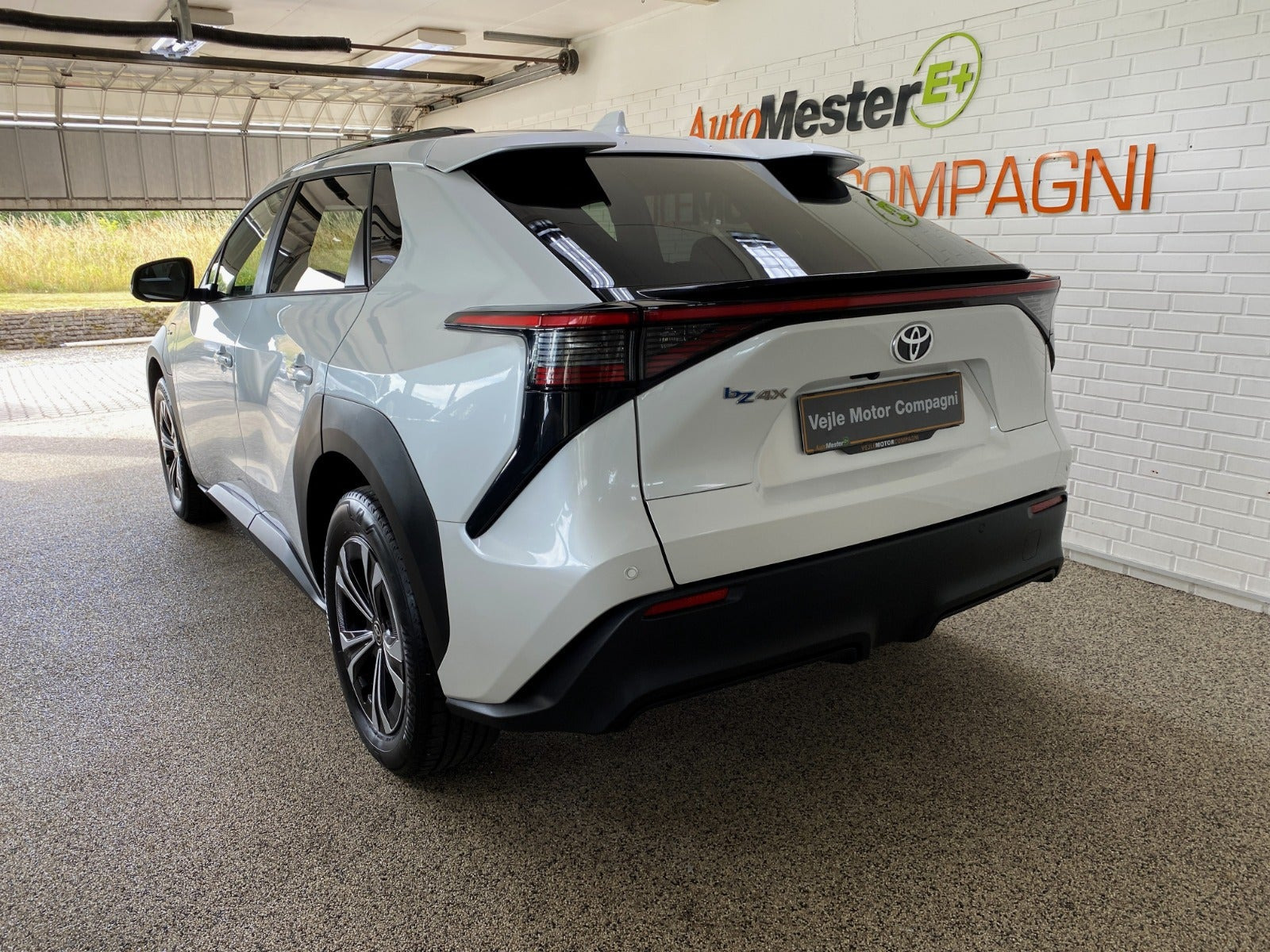 Hvid Toyota BZ4X fra 2024