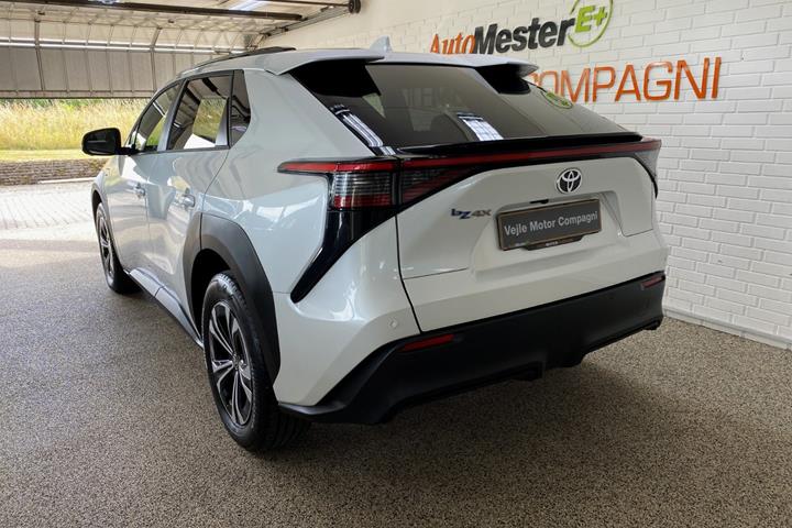 Hvid Toyota BZ4X fra 2024