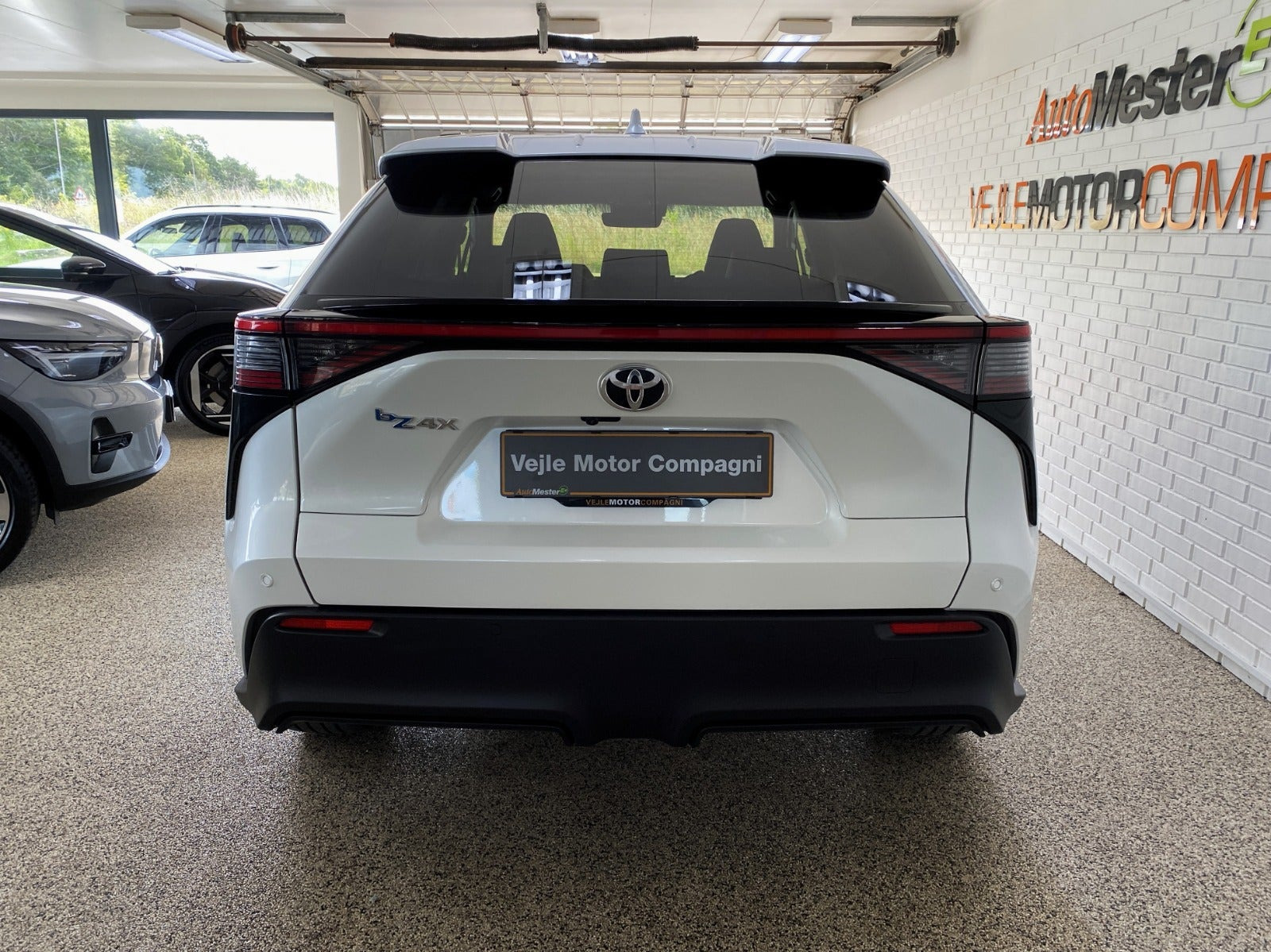 Hvid Toyota BZ4X fra 2024