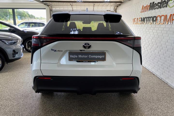 Hvid Toyota BZ4X fra 2024