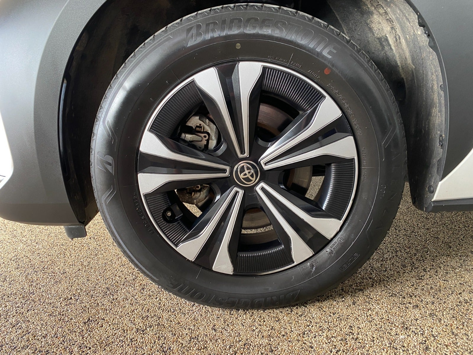 Hvid Toyota BZ4X fra 2024