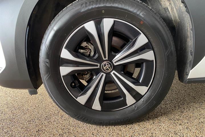 Hvid Toyota BZ4X fra 2024