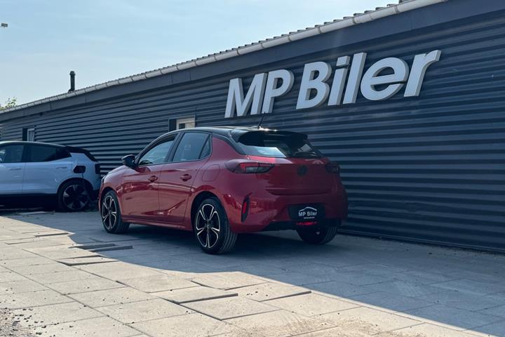 Rød Opel Corsa fra 2024