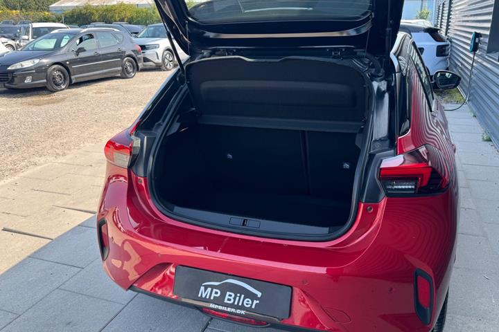 Rød Opel Corsa fra 2024