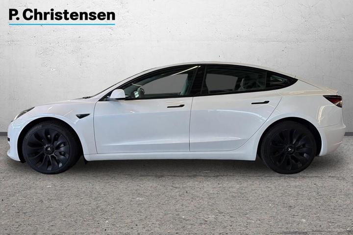 Hvid Tesla Model 3 fra 2022