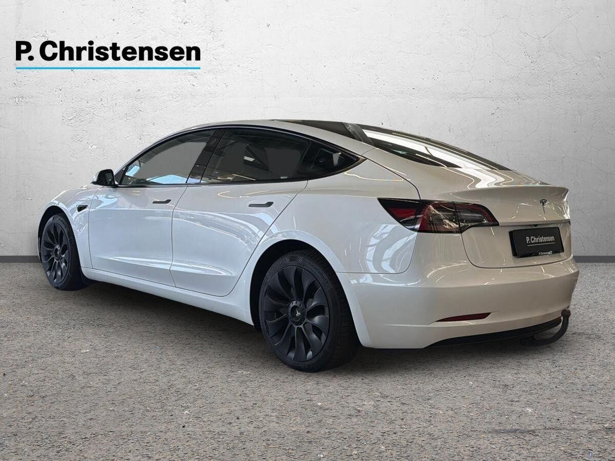 Hvid Tesla Model 3 fra 2022
