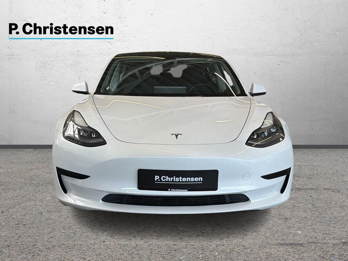 Hvid Tesla Model 3 fra 2022