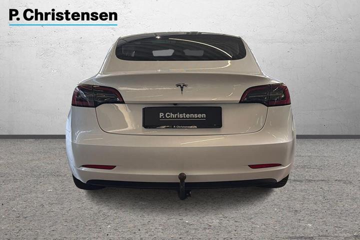 Hvid Tesla Model 3 fra 2022