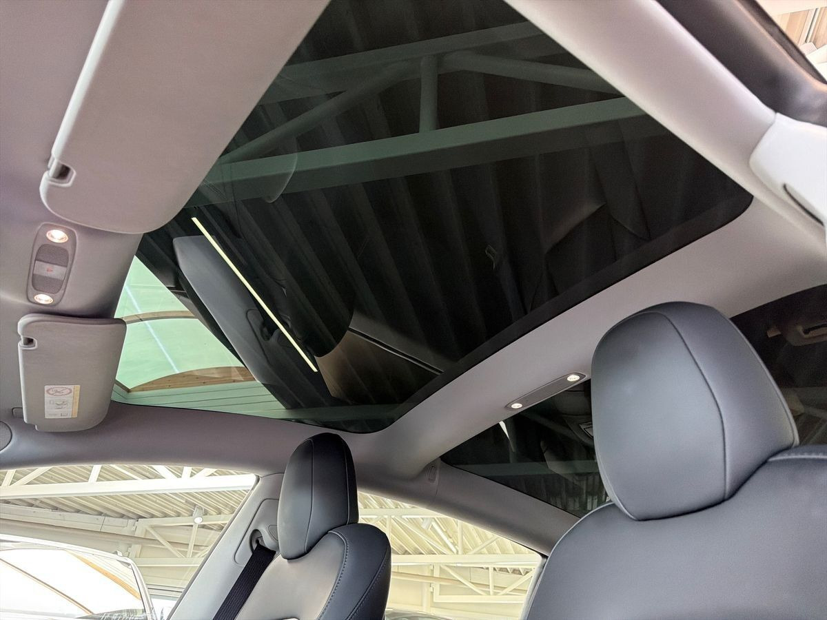 Hvid Tesla Model 3 fra 2022