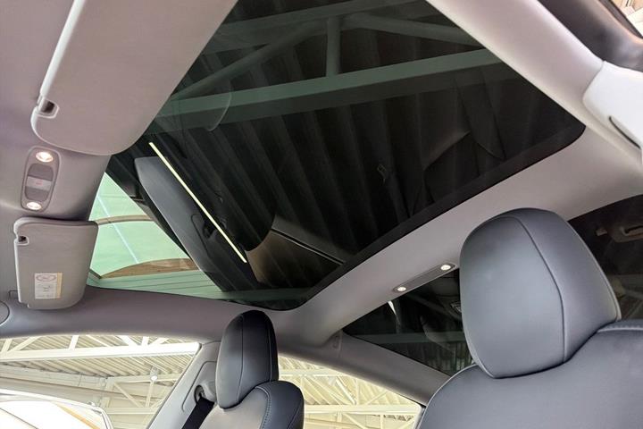 Hvid Tesla Model 3 fra 2022