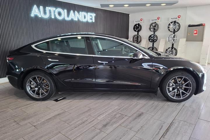 Sort Tesla Model 3 fra 2020