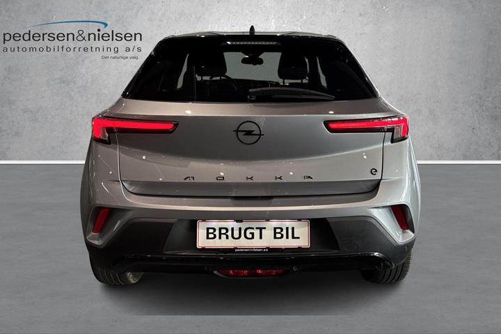 Grå Opel Mokka-e fra 2022