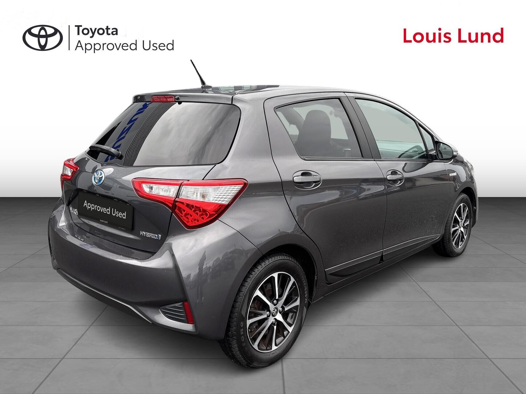 Grå Toyota Yaris fra 2018