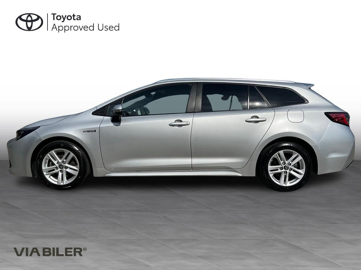 Grå Toyota Corolla fra 2021