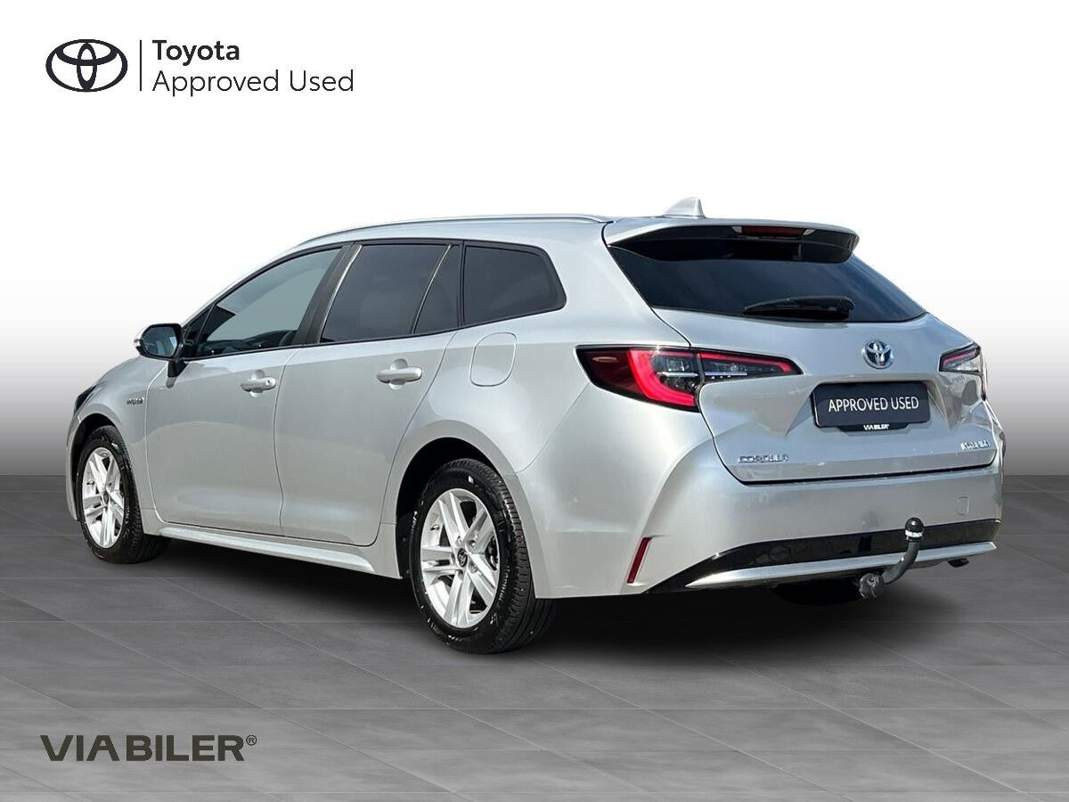 Grå Toyota Corolla fra 2021