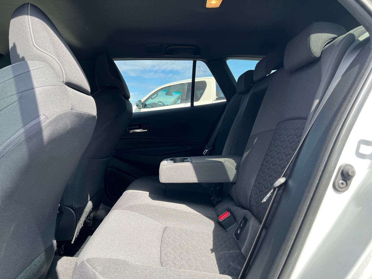 Grå Toyota Corolla fra 2021