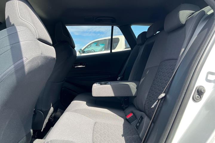 Grå Toyota Corolla fra 2021