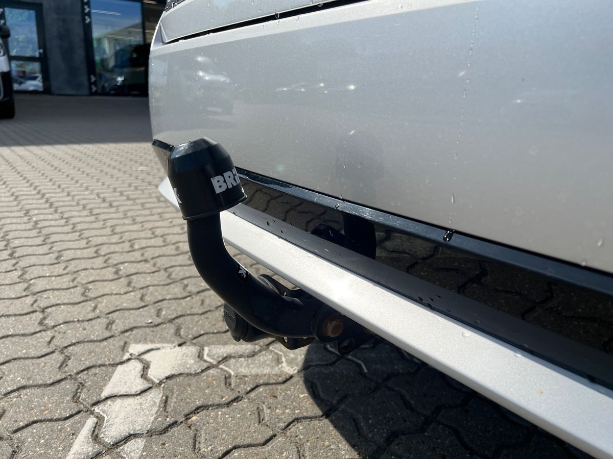 Grå Toyota Corolla fra 2021