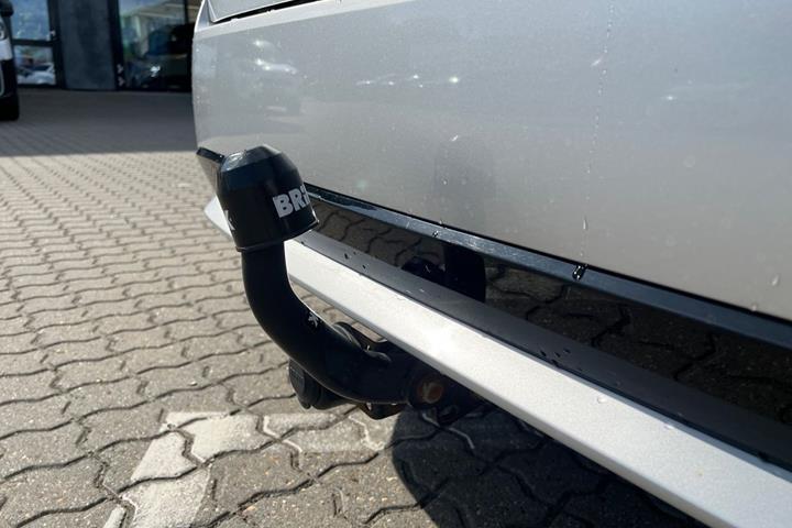 Grå Toyota Corolla fra 2021