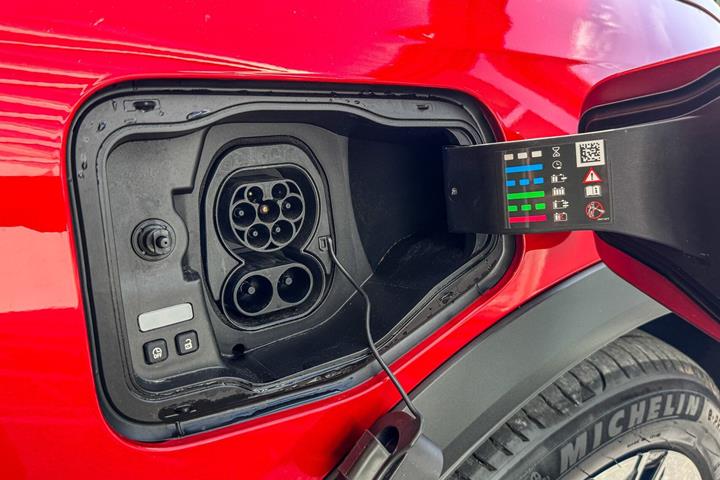 Rød Renault Scénic fra 2024