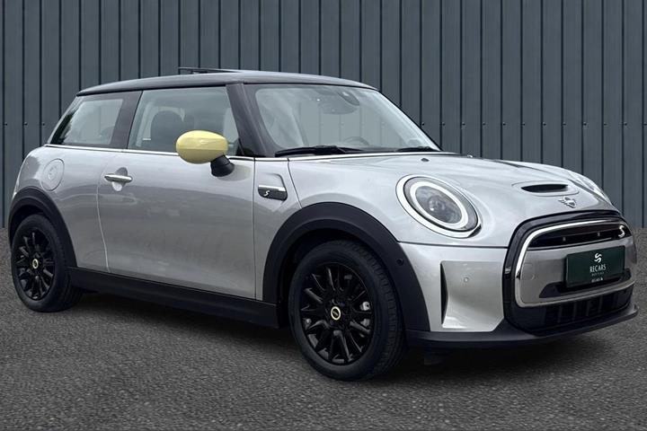 Sølv Mini Cooper SE fra 2023