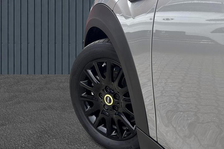 Sølv Mini Cooper SE fra 2023