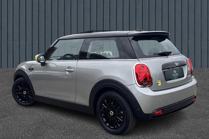 Sølv Mini Cooper SE fra 2023