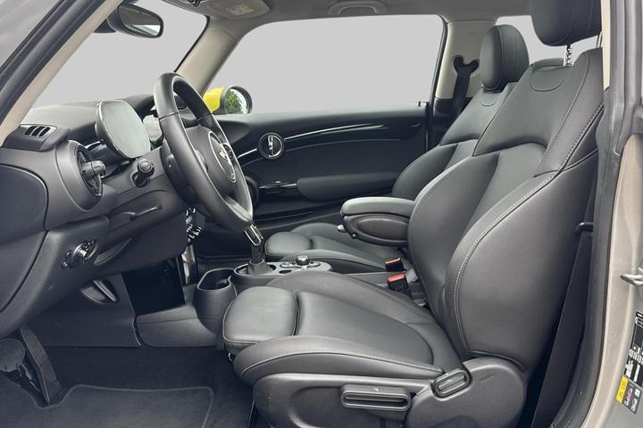 Sølv Mini Cooper SE fra 2023