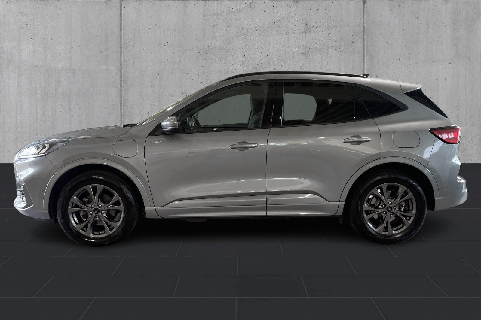 Grå Ford Kuga fra 2023