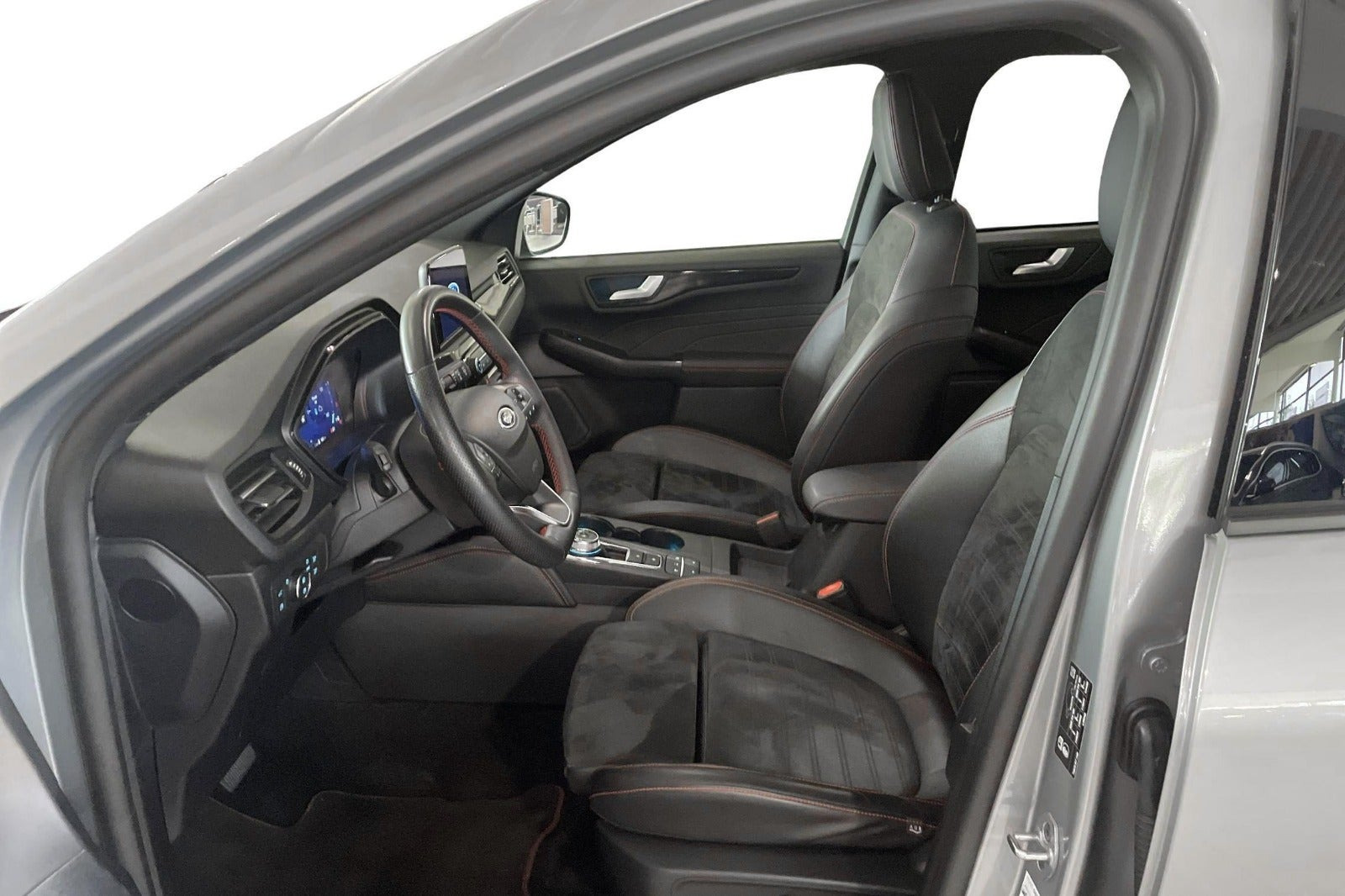 Grå Ford Kuga fra 2023