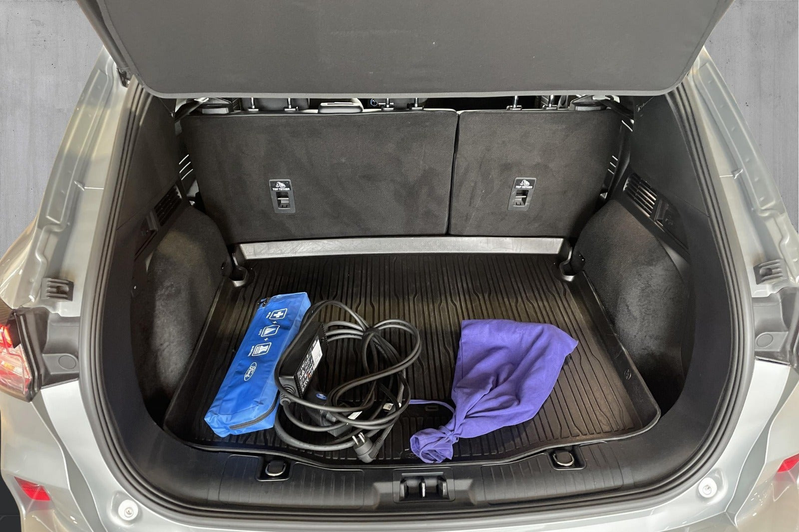 Grå Ford Kuga fra 2023