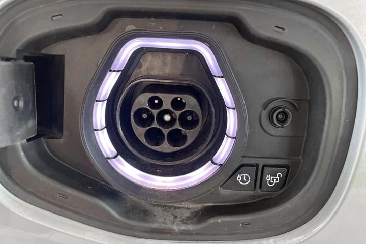 Grå Ford Kuga fra 2023