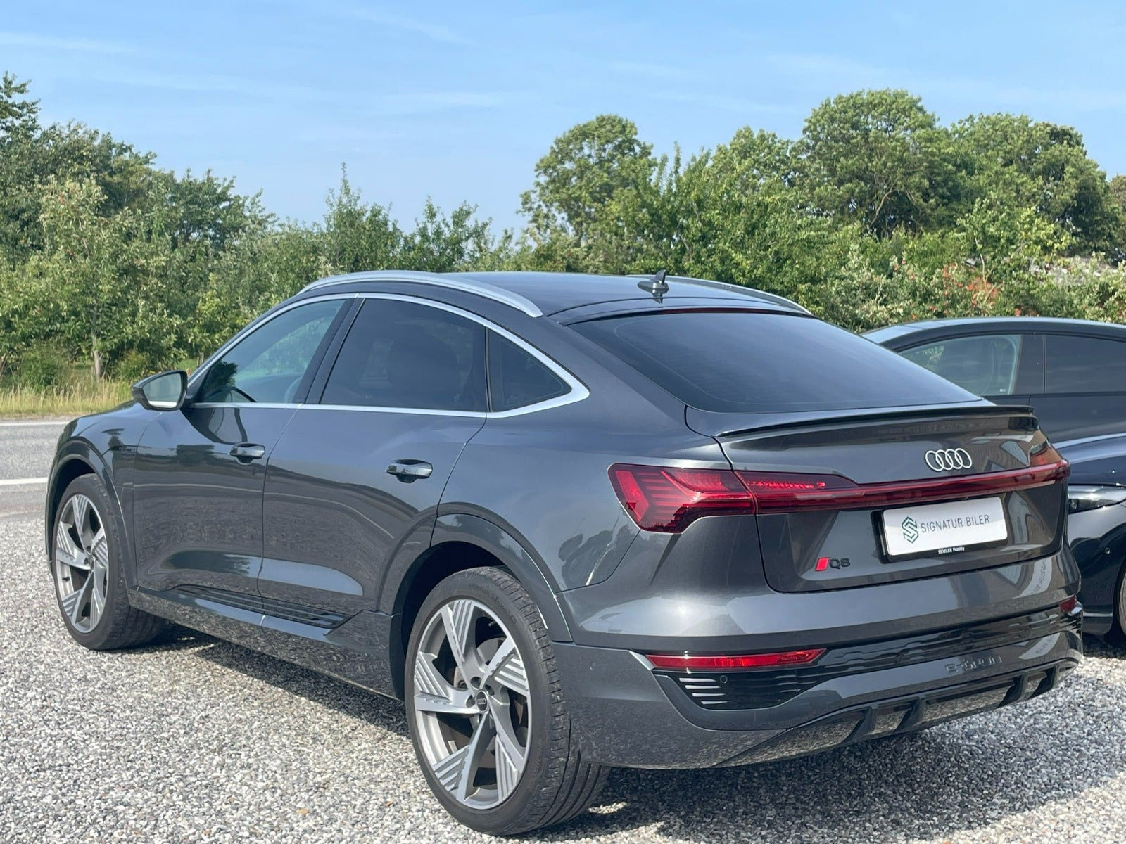 Grå Audi Q8 e-tron fra 2024