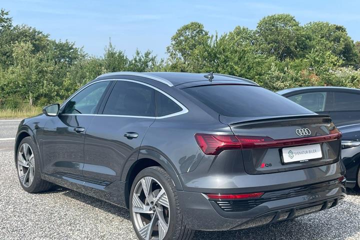 Grå Audi Q8 e-tron fra 2024