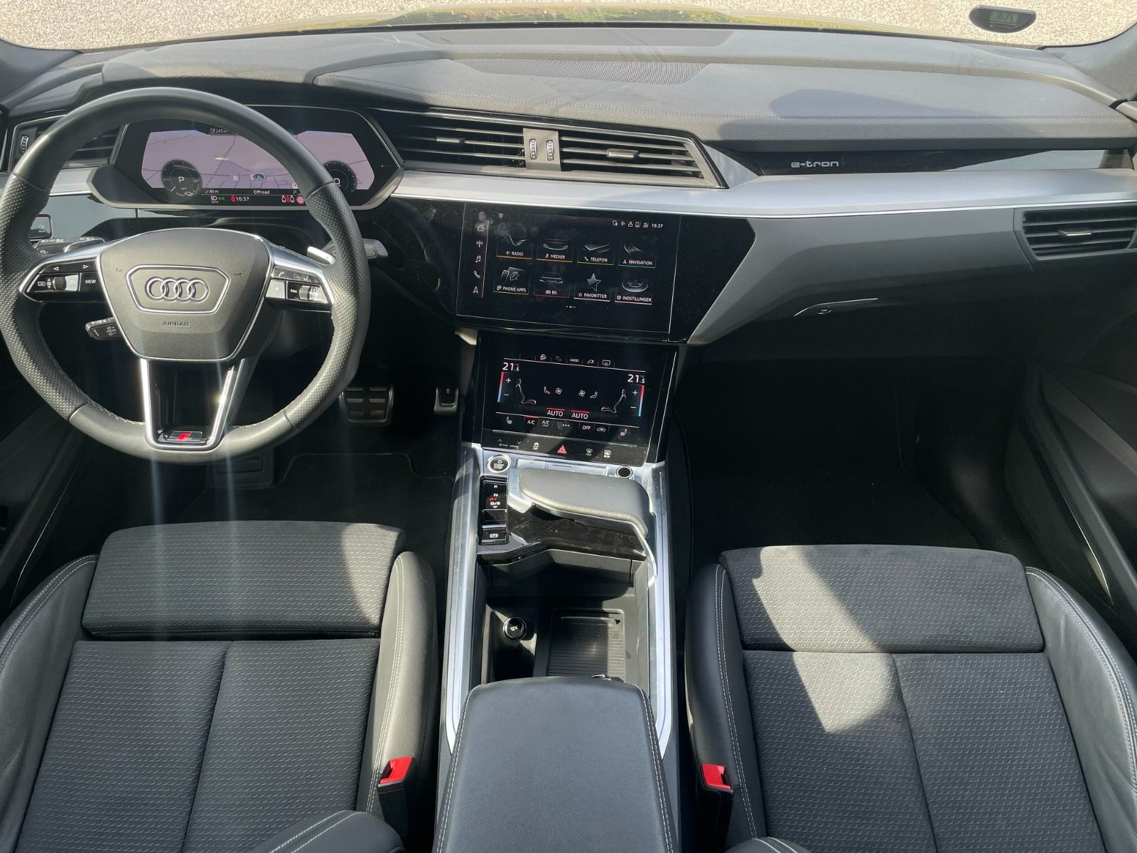 Grå Audi Q8 e-tron fra 2024