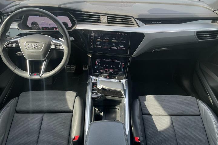 Grå Audi Q8 e-tron fra 2024