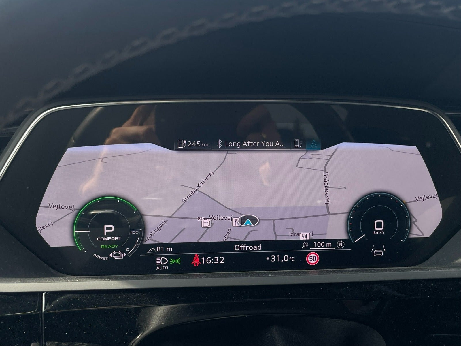 Grå Audi Q8 e-tron fra 2024