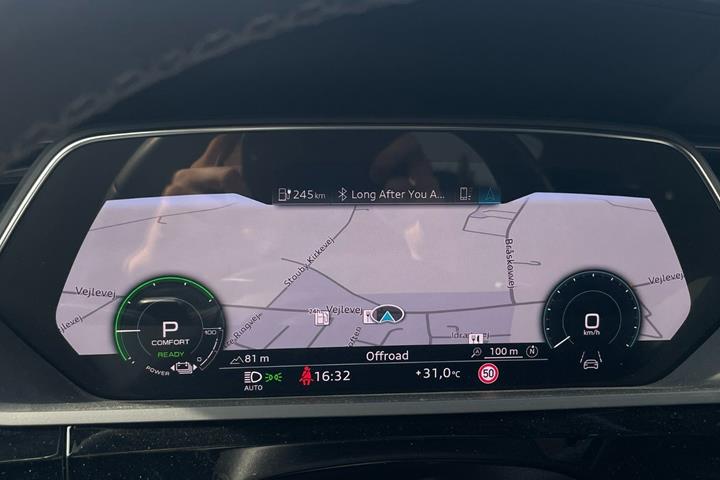 Grå Audi Q8 e-tron fra 2024
