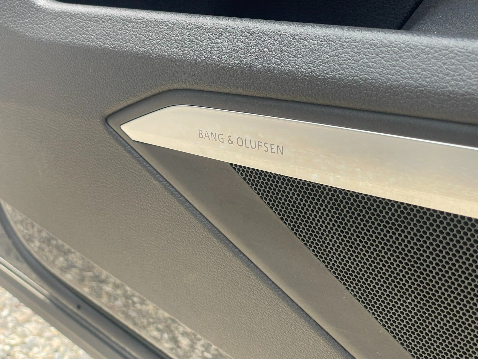 Grå Audi Q8 e-tron fra 2024