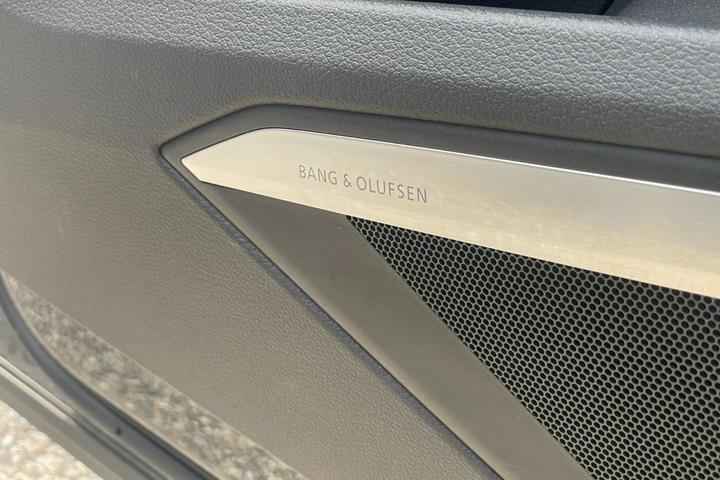 Grå Audi Q8 e-tron fra 2024