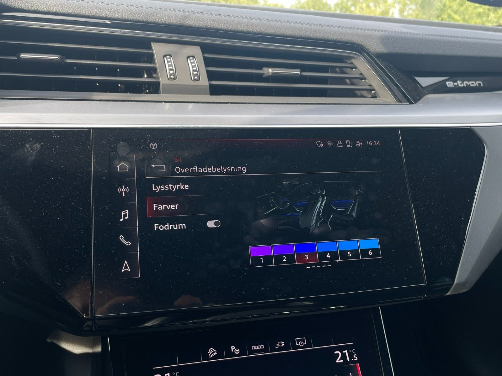 Grå Audi Q8 e-tron fra 2024